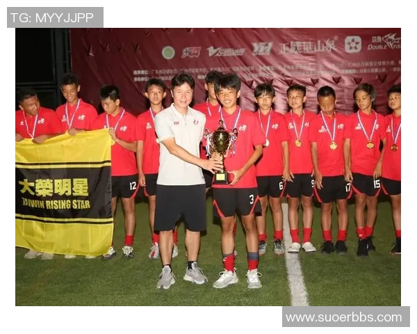 足球明星与小粉丝温馨合影传递梦想与热爱瞬间